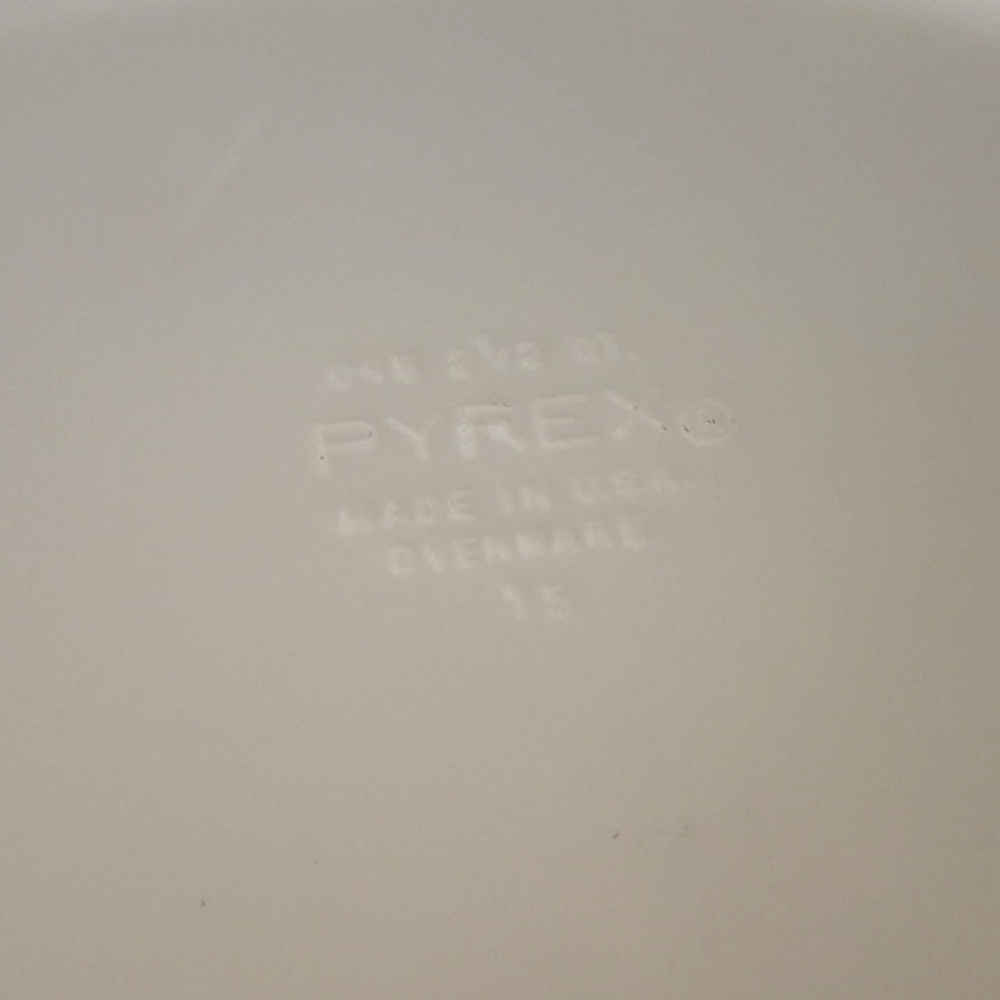 Pyrex AmerixanaEmbellished Casserole Dish - Picture 4 of 4